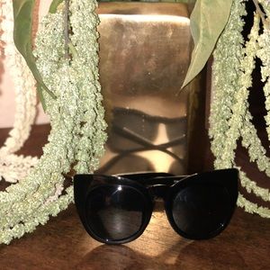 Quay Australia black glasses w/ case & free shirt